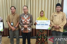 Bupati Bangka Tengah serahkan santunan kematian BPJamsostek Rp42 juta kepada nelayan