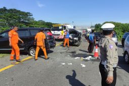 Kecelakaan beruntun di tol akibatkan seorang meninggal