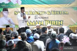Paman Birin sahur bersama warga Desa Mandi Kapau Barat