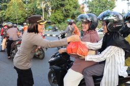 Polresta Pontianak bersama Polsek Pontianak Selatan bagikan 1.000 paket takjil