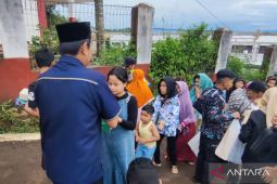 Kejari Cianjur bagikan ratusan paket makanan berbuka untuk penyintas gempa