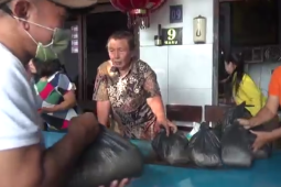 Warga Tionghoa di Jombang bagikan bahan pokok di Ramadhan