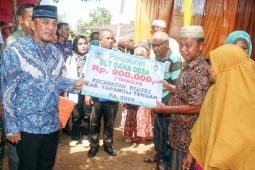 Pj Bupati Tapteng serahkan BLT Dana Desa kepada masyarakat