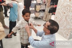 Wali kota Banda Aceh belanjakan baju Lebaran untuk anak yatim