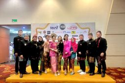 Safari Ramadhan, MC Wani Suroboyo kompak kenakan busana nasional