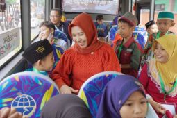 Ning Ita ajak puluhan anak yatim beli baju sambut Lebaran