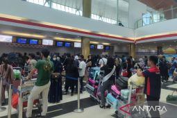 ARUS MUDIK- Penumpang mulai mengantre panjang di check in Bandara APT Pranoto
