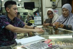 Emas Antam turun Rp3.000 ke Rp1,739 juta per gram
