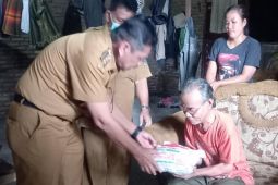 Pemkot Tebing Tinggi serahkan bantuan untuk lansia kurang mampu