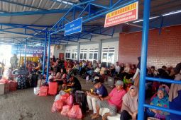 Ratusan calon penumpang penuhi Pelabuhan Ambon untuk mudik Lebaran 2023