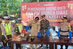 Polres Trenggalek musnahkan puluhan balon udara