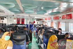 Arus Mudik - H-4 pemudik di pelabuhan Tanjung Pandan mulai naik