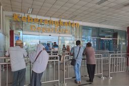 ARUS MUDIK - Pemudik di Bandara Pangkalpinang pada H-5 turun