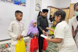Klinik mata utama Maluku berbagi kasih dengan anak  yatim