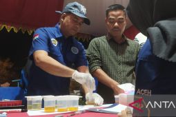 Ciptakan mudik aman, BNN lakukan tes urine sopir di Terminal Lueng Bata