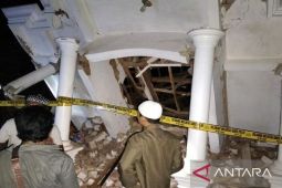 Petugas pasang garis polisi di lokasi ledakan petasan Sumenep