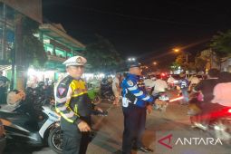 Tim gabungan mulai melakukan pengamanan pusat perbelanjaan di Pamekasan