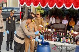 Polres Kotabaru musnahkan minuman keras hasil sitaan.