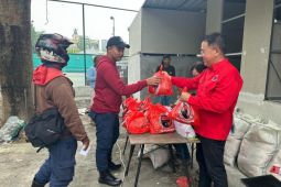 Kader PDIP serentak salurkan paket sembako di Jatim