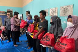 Putra Wawali Surabaya bagikan 500 bingkisan Ramadhan ke warga tak mampu