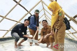 Kelompok usaha desa Kersik panen  perdana garam