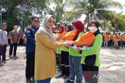 Bupati Berau  beri bingkisan sembako kepada 150 penyapu jalan