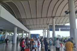 ARUS MUDIK - Pemudik di Bandara Pangkalpinang pada H-4 naik