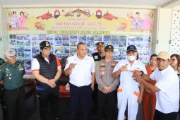Cek Pos PAM Ketupat 2023, Bupati dan Kapolres Samosir tes urine dua nakhoda kapal