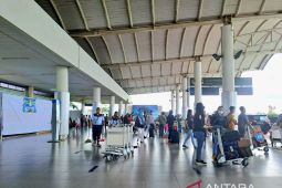 ARUS MUDIK - Pemudik pada H-2 di Bandara Pangkalpinang ramai