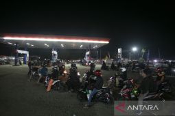 Pemudik antre BBM&nbsp;