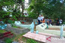 Penjual bunga dadakan ramaikan Tempat Pemakaman Umum Sentani