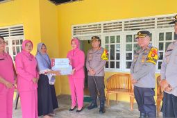Polres Gorontalo Utara bagikann bingkisan Lebaran bagi Warakawuri