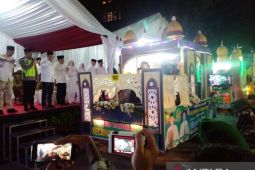 Warga Medan antusias melihat pawai mobil hias di Lapangan Merdeka