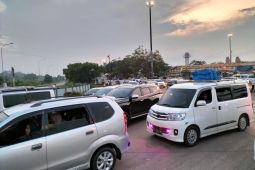 Gelombang ribuan pemudik masih terus berdatangan di Pelabuhan Bakauheni pada H-1 Lebaran