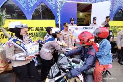 Hari Kartini, Polwan berbagi bunga ke pemudik di Nagreg Bandung