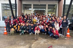 Wali Kota Sukabumi dan warga Muhammadiyah nonton bareng film "Buya Hamka"