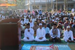 LEBARAN - Bupati Belitung shalat Idul Fitri bersama ribuan masyarakat