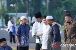 Pj Gubernur Suganda sambut jamaah shalat Id