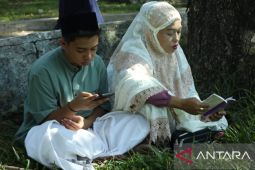 Kuburan massal Siron ramai dikunjungi peziarah saat Idul Fitri di Aceh