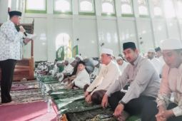 Foto - Ketua DPRD Banjarbaru shalat Ied di Masjid Agung Al Munawwarah