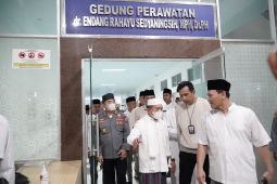 Gubernur Jambi kunjungi pasien rumah sakit pada malam takbiran