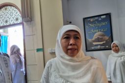 Terjebak macet, Khofifah jalan kaki menuju Masjid Al Akbar Surabaya
