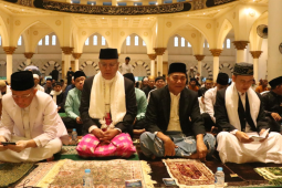Warga Pontianak serbu mesjid laksanakan Salat Id di tengah guyuran hujan