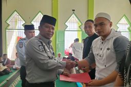 Kalapas Pohuwato menyerahkan remisi bagi 111 narapidana