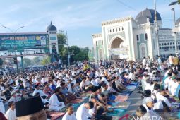 Jamaah Shalat Idul Fitri di Masjid Raya Medan membludak