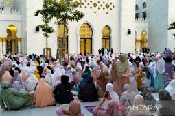 Presiden Jokowi dan Ganjar tiba di Masjid Sheikh Zayed untuk shalat Id
