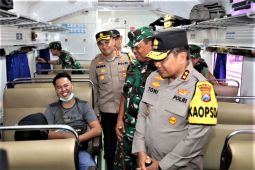 Pangdam dan Kapolda Jatim tinjau stasiun dan pos pelayanan mudik