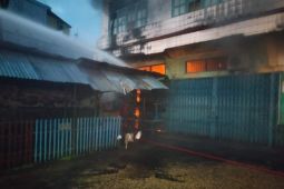 Lima armada Damkar Kota Jambi padamkan api kebakaran rumah tahfiz