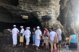Turis Tanah Lot antri untuk dapat tirta penglukatan