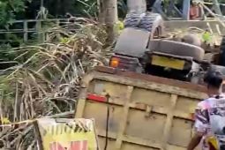 Akibat jalan tidak kunjung diperbaiki Pemprov Kalsel, truk bermuatan terbalik